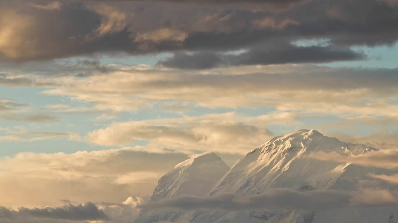 Huascarán, während die Sonne auf seinem Gipfel untergeht.