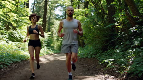 pareja corriendo en el bosque