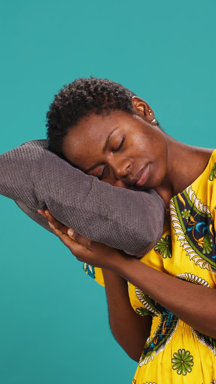 Afroamerikansk kvinde sover fredfyldt på en pude
