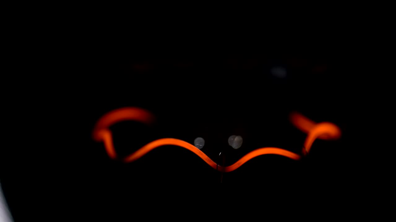 hélice de bombilla sobre un fondo negro