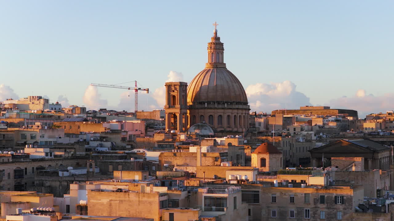 Imponente Cupola Della Basilica di Nostra Signora del Carmelo Durante l'Alba a La Valletta, Malta. Ripresa Aerea
