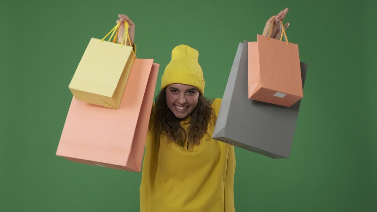 mujer bailando con bolsas de compras en sus manos