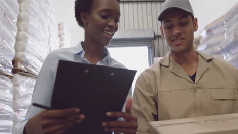 Trabajadores-Jóvenes-Interactuando-En-Un-Almacén