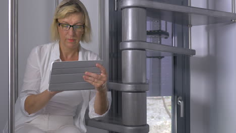 Reife-Frau-Mit-Brille-Und-Tablet