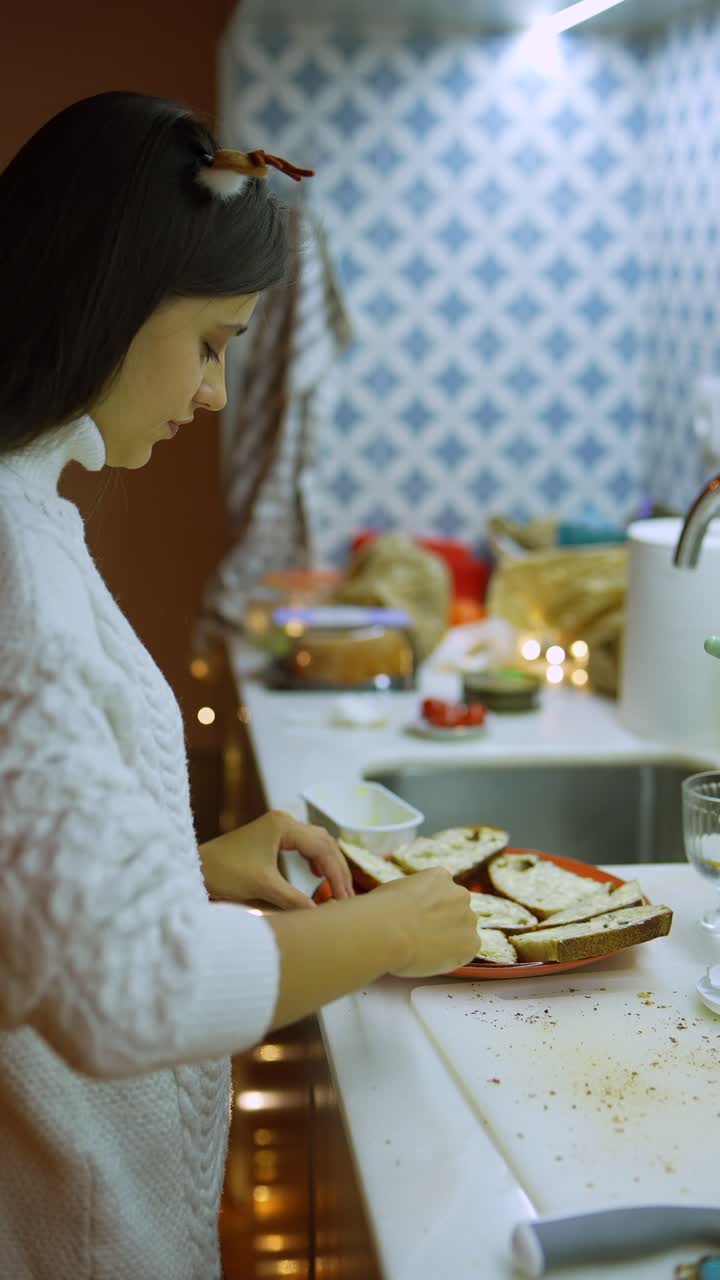 mujer preparando pan con mantequilla en la cocina durante navidad