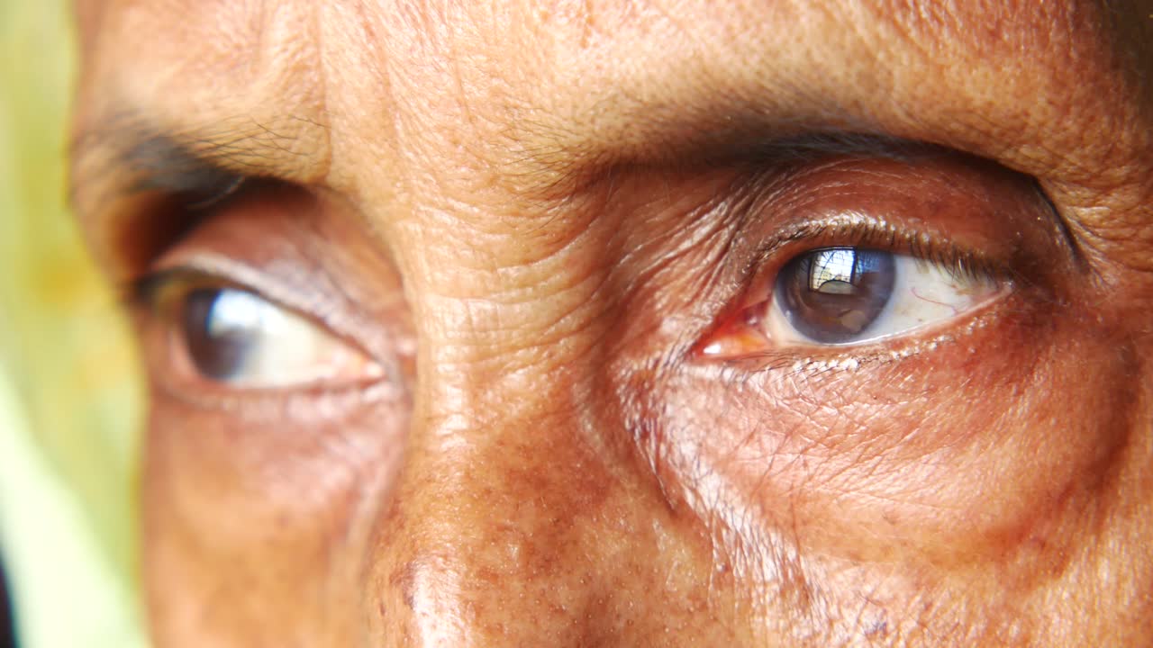 Primo piano degli occhi di una persona anziana