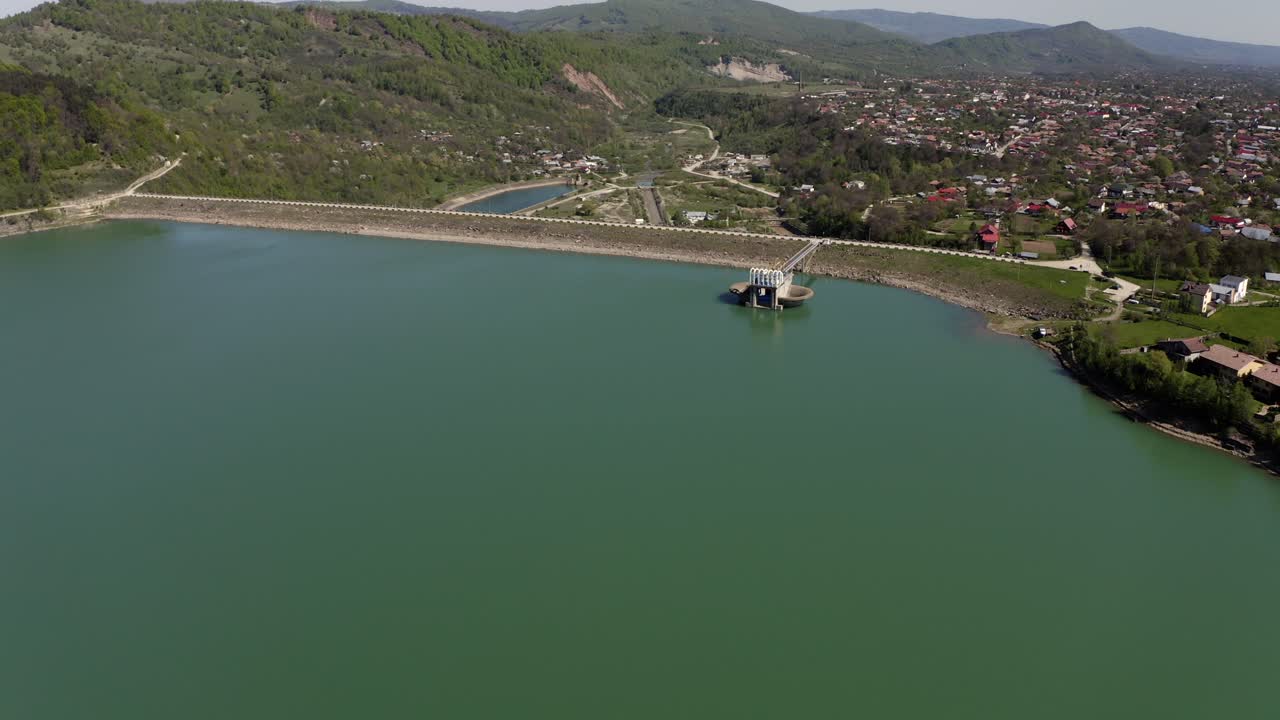 vista aérea de las tranquilas aguas de la presa de maneciu en el condado de prahova, rumania