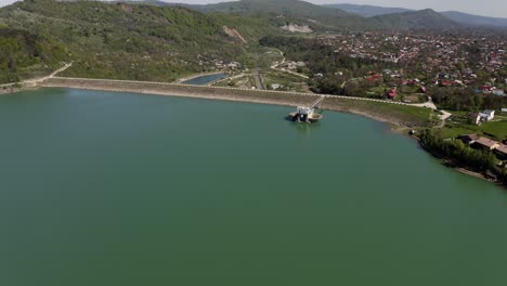 Vista-Aérea-De-Las-Tranquilas-Aguas-De-La-Presa-De-Maneciu-En-El-Condado-De-Prahova,-Rumania