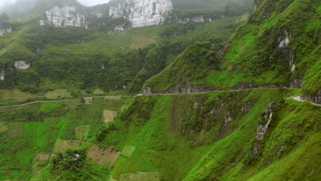 una carretera escénica cortada en las montañas del hermoso paso ma pi leng en el norte de vietnam