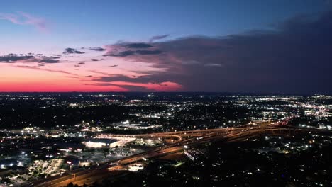 Hiperlapso-De-Drones-Al-Atardecer-Nublado-Junto-A-La-Vía-Rápida-En-El-Oeste-De-San-Antonio,-Texas