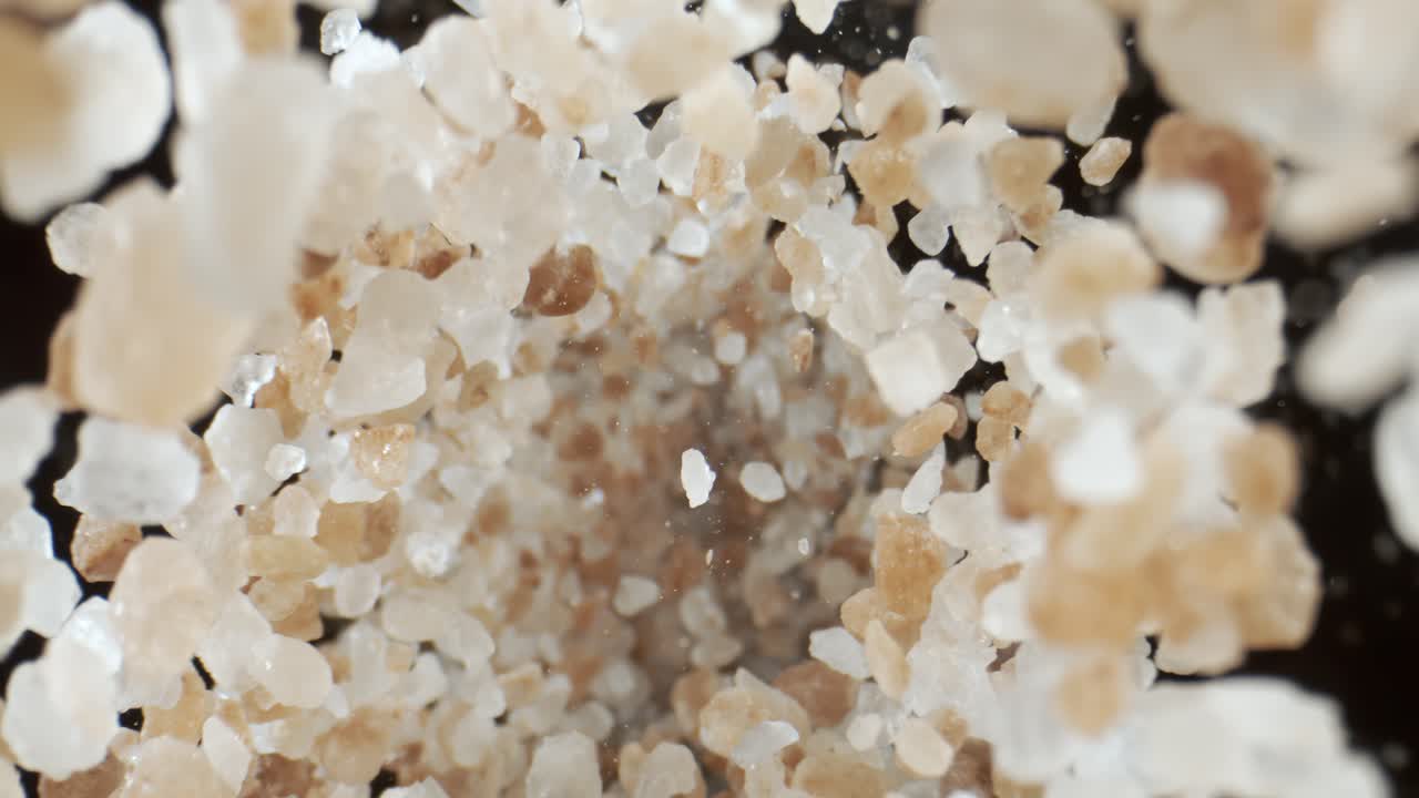 히말라야의 분홍색 소금은 슈퍼 슬로 모션으로 떨어지고 있습니다. 핑크 히멀라야 소금은 테이블 소금이나 바물 소금보다 20 배나 비싸습니다. 슈퍼 스로 모션 카메라 1000fps로 촬영되었습니다.