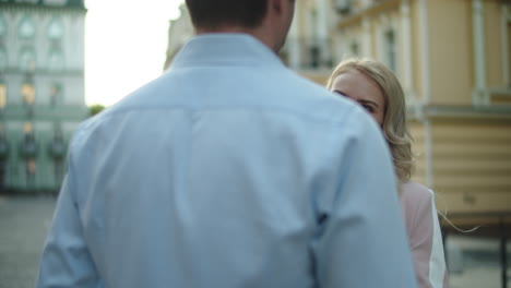 Pareja-Joven-Sonriendo-En-Cámara-Lenta-En-La-Calle.-Amor-Pareja-Mirándose