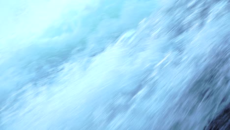 agua de río que fluye a gran velocidad. de cerca