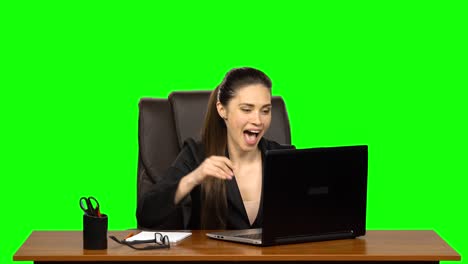 mujer de negocios trabajando en una computadora portátil