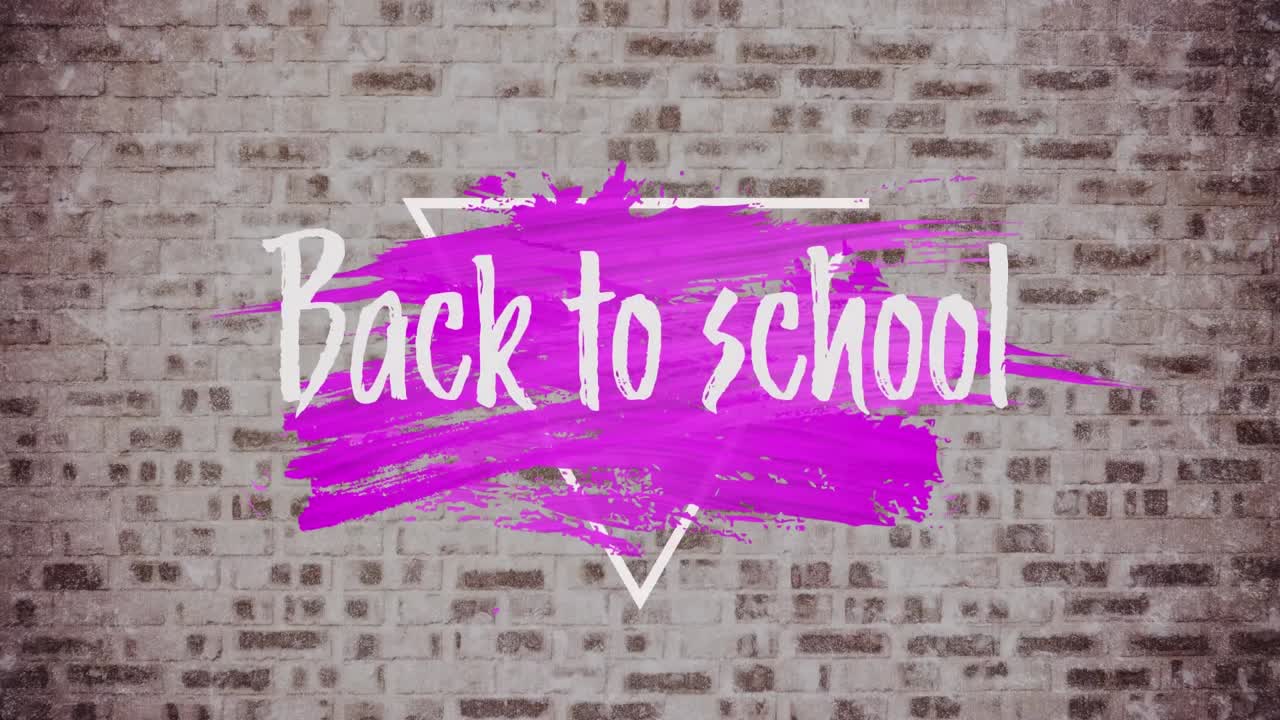 vuelta a la escuela texto sobre pincel contra la pared de ladrillo