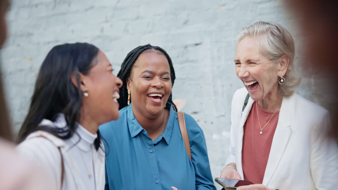 야외, 휴식 또는 사무실 친구들이 휴식을 취하기 위해 웃고 있습니다.