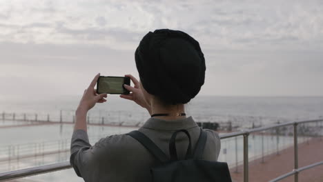 Junge-Frau,-Die-Am-Meer-Ein-Foto-Mit-Dem-Telefon-Macht