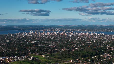 Una-Fascinante-Vista-Aérea-De-La-Ciudad-De-Posadas-Con-El-Majestuoso-Río-Paraguay-Y-El-Paraguay-Al-Fondo