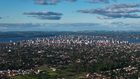 una fascinante vista aérea de la ciudad de posadas con el majestuoso río paraguay y paraguay en el fondo
