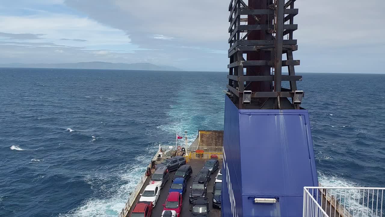 뉴질랜드의 쿡 해협을 건너는 블루브리지 해협 페리 뒤의 항적 모습