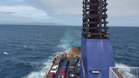la vista de la estela detrás del ferry bluebridge straitsman mientras cruza el estrecho de cook en nueva zelanda