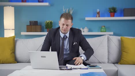 trabajador de oficina en casa aflojando su corbata por el estrés.