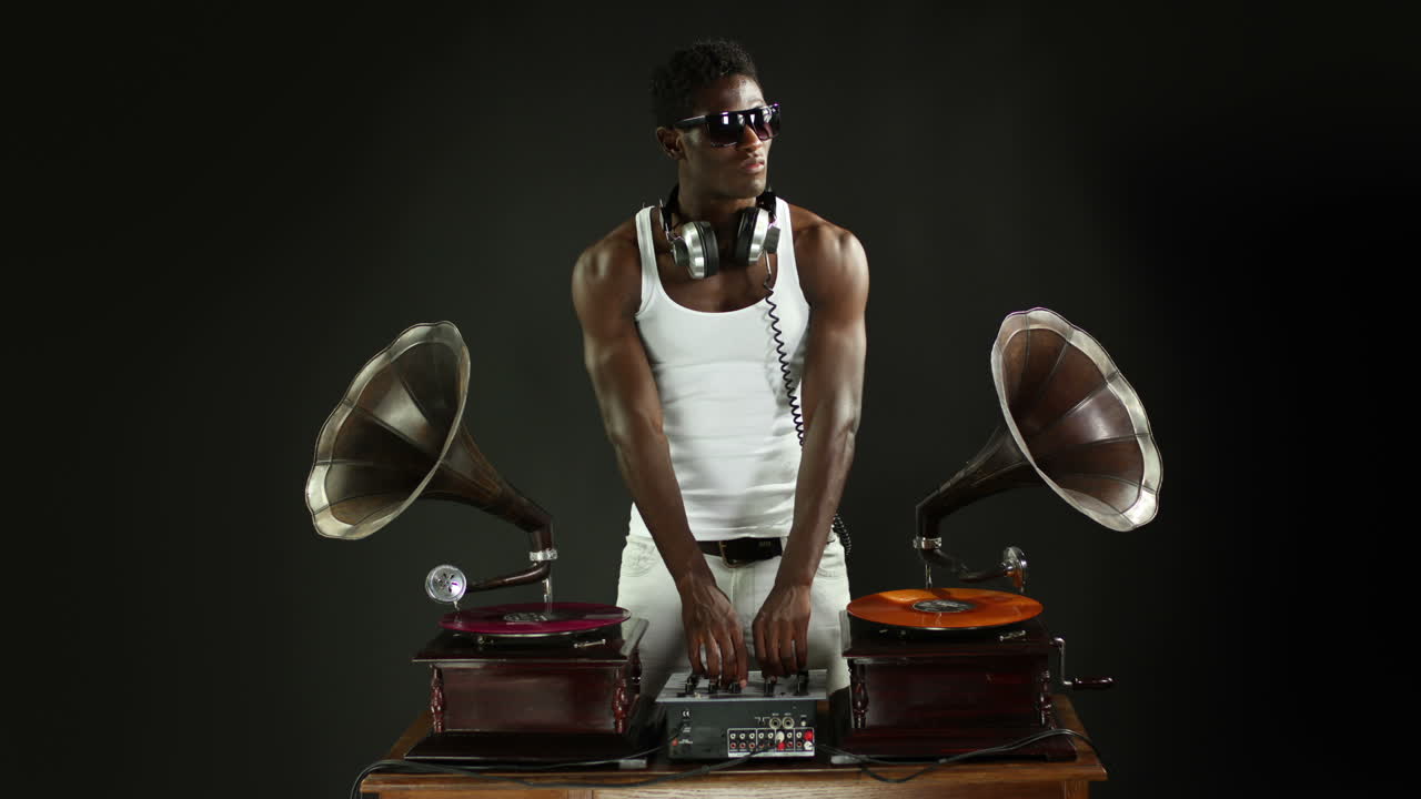 мужчина диджей 11