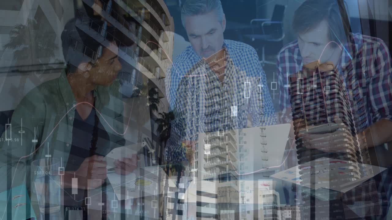 animación del procesamiento de datos financieros sobre diversas personas de negocios que usan computadoras portátiles