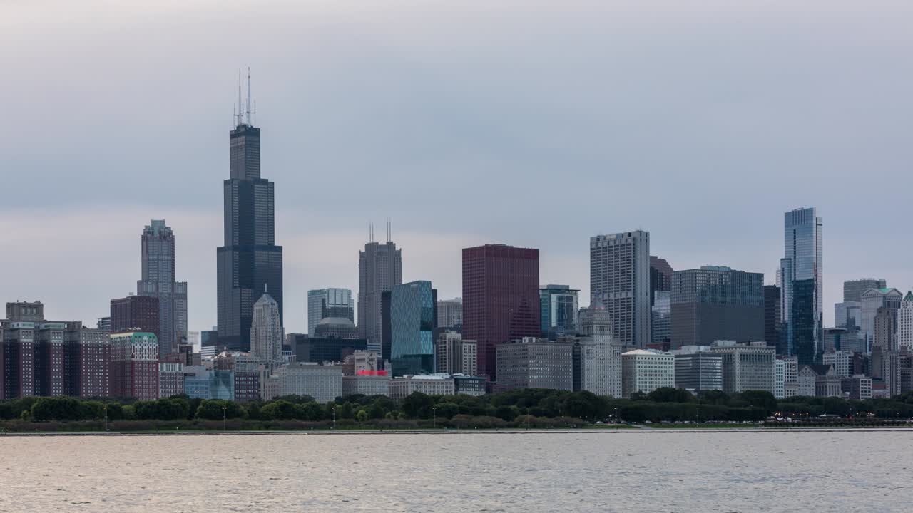 el horizonte de chicago y el lago michigan el paisaje nublado del día a la noche el atardecer el lapso de tiempo
