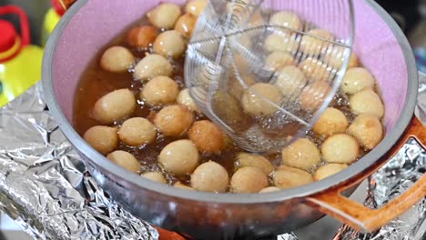 se está preparando un dulce árabe tradicional llamado al logimat