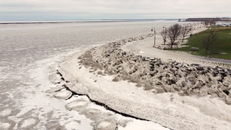 Drohne-Fliegt-über-Eislandschaft,-Tödlicher-Wintersturm,-Büffel,-New-York,-Usa