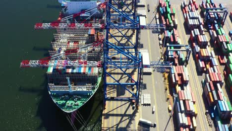 barco de contenedores del puerto marítimo que trabaja para el envío de contenedores de entrega y el fondo del almacén de contenedores