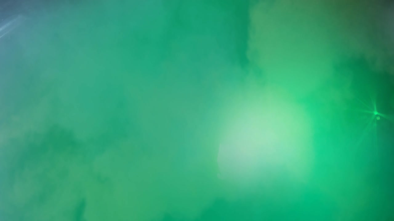 composición de las luces verdes de la discoteca y hielo seco