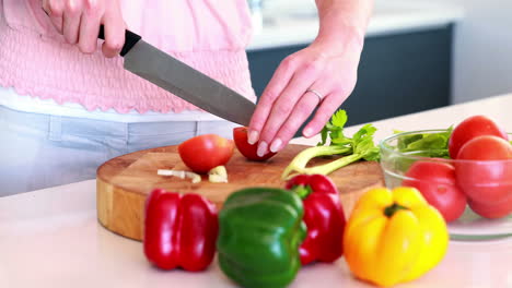 Frau-Schneidet-Tomaten-Auf-Einem-Schneidebrett