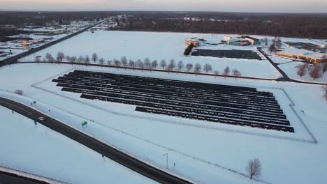 Vista-Aérea-Del-Campo-Con-Paneles-Solares-Cubiertos-De-Nieve