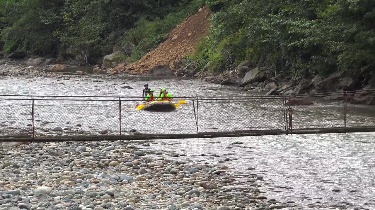 Gruppo di persone che fanno rafting lungo un fiume.