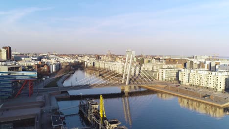toma aérea en movimiento hacia adelante que pasa por un puente en ruoholahti, helsinki