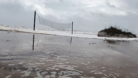 Beach-Volleyball-Platz-Im-Sand-Von-Hurrikan-Nicole-Sturmflut-In-Florida-Begraben