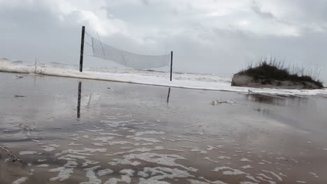 Cancha-De-Voleibol-De-Playa-Enterrada-En-La-Arena-Por-La-Marejada-Del-Huracán-Nicole-En-Florida