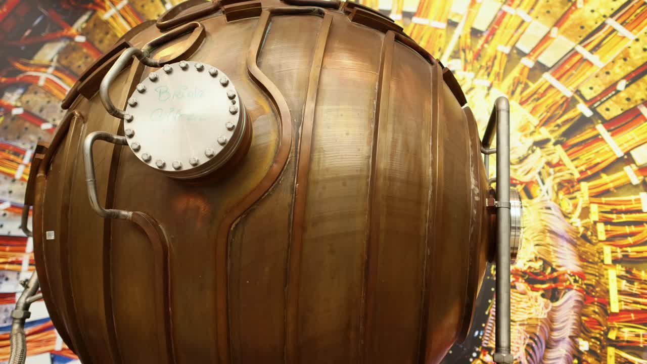 복잡한 배경 표시와 함께 큰 구형 물체