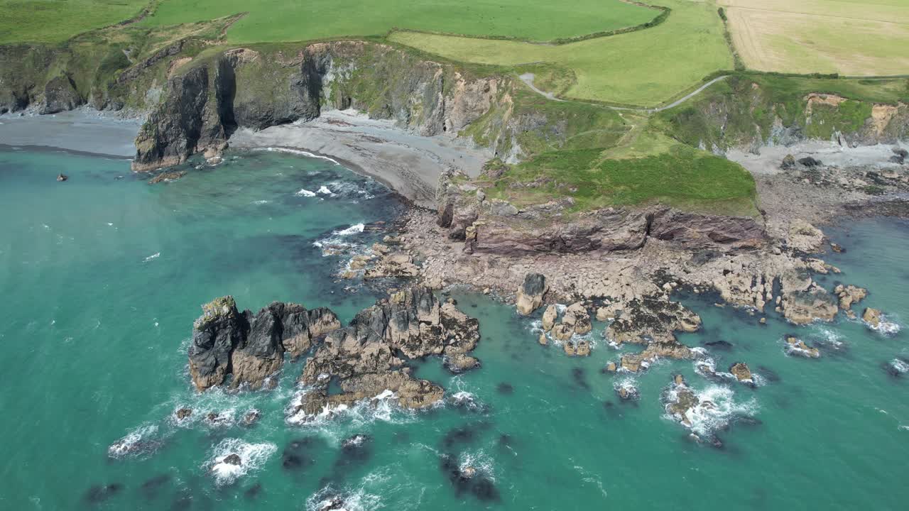 promontorio y costa rocosa en tra na mbno costa del cobre waterford irlanda una de las muchas playas de la costa del cobre conducir en un día de verano