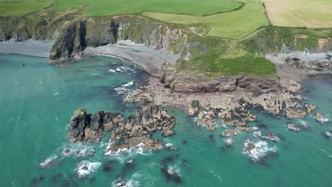 Landzunge-Und-Felsige-Küste-Bei-Tra-Na-Mbno,-Copper-Coast,-Waterford,-Irland.-Einer-Der-Vielen-Strände-An-Der-Copper-Coast.-Fahren-Sie-An-Einem-Sommertag