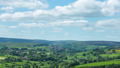 Vista-De-Lapso-De-Tiempo-Hacia-Castleton,-Parque-Nacional-North-York-Moors,-Yorkshire,-Nubes-En-El-Sol-De-Verano