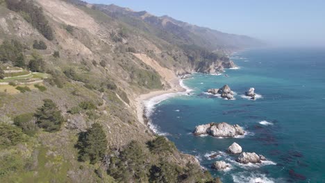 Toma-Aérea-De-Big-Sur-Mcway-Rock-Back-California-Estados-Unidos-En-Abril