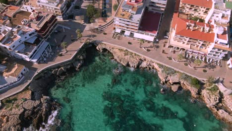 explore la hermosa costa de cala rajada y cala gat, mostrando las aguas cristalinas y la arquitectura encantadora. descubra el destino perfecto para la relajación y la aventura.