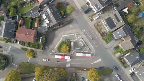 Antena-De-Arriba-Hacia-Abajo-De-Personas-Saliendo-Del-Autobús-En-La-Estación-De-Autobuses---Dron-Bajando