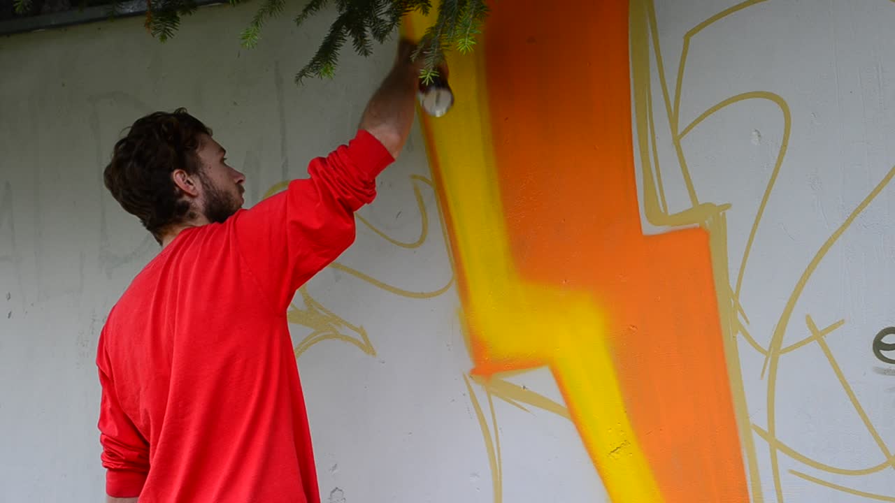 L'Artista Disegna Graffiti su una Recinzione, Astrazione