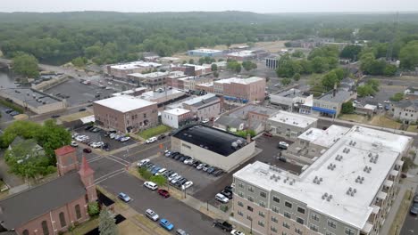 Downtown-Niles,-Michigan-with-drone-video-pulling-back