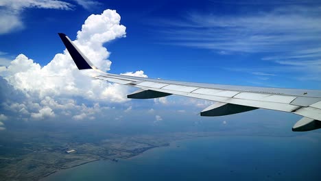 hermosa vista aérea desde las ventanas de los aviones comerciales