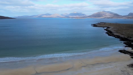 Luskentyre-Beach-and-View-of-Mountains-on-Harris-Island,-Scotland